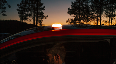 Vodafone inicia la comercialización de Help Flash IoT, la baliza conectada V16 que sustituye a los triángulos de emergencia