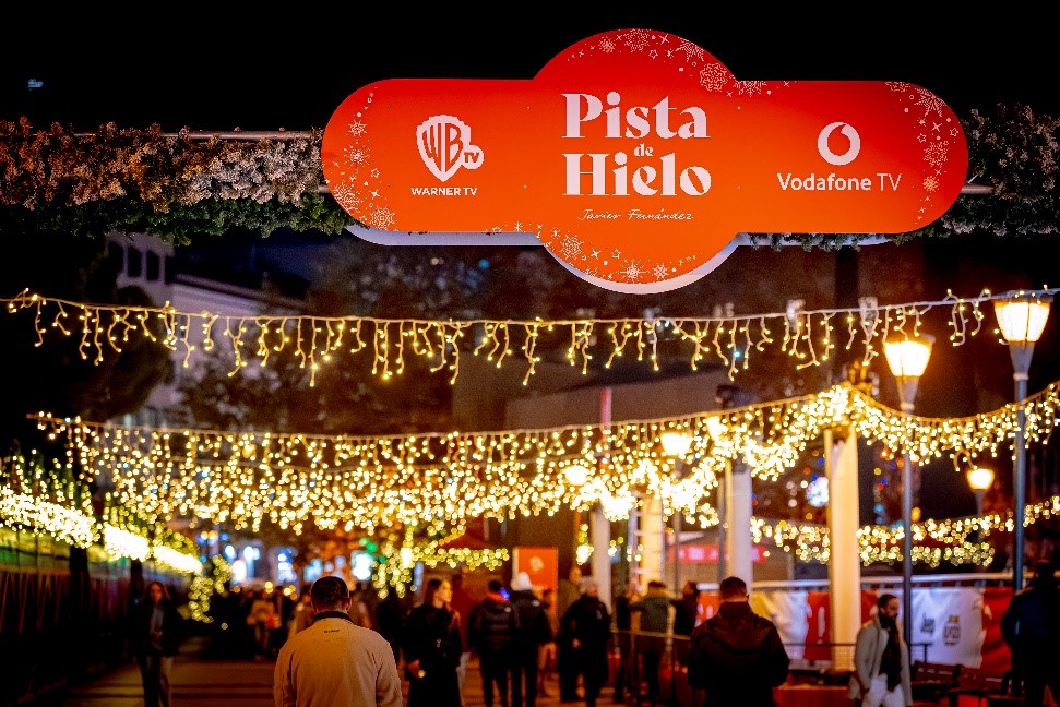 Vodafone y Warner TV vuelven a unir fuerzas en la pista de patinaje sostenible de la plaza de Colón