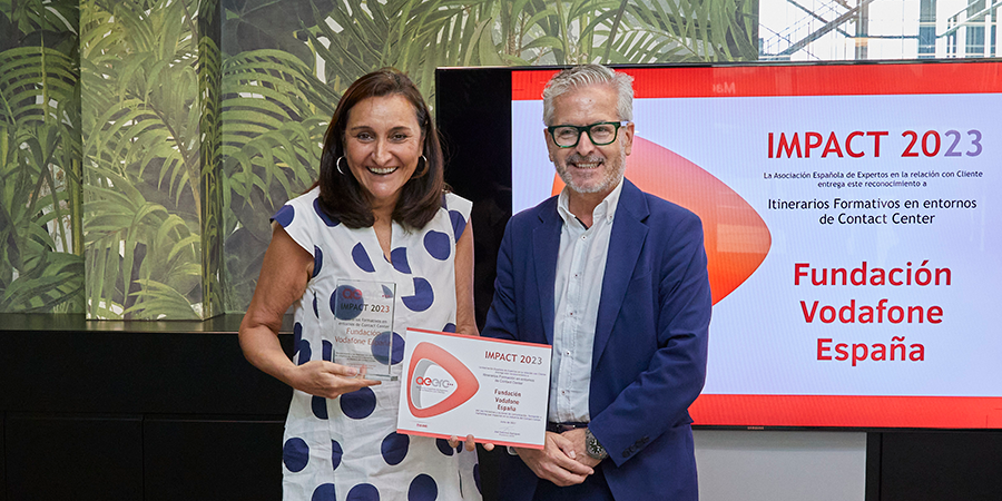 La Fundación Vodafone España recibe el premio IMPACT de la AEERC 2023 por su itinerario formativo de entornos de Contact Center para personas con discapacidad