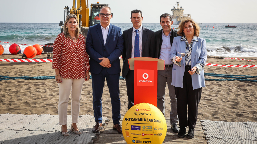 Vodafone despliega el cable submarino 2Africa en la playa de Salinetas para conectar las Islas Canarias y la Península Ibérica